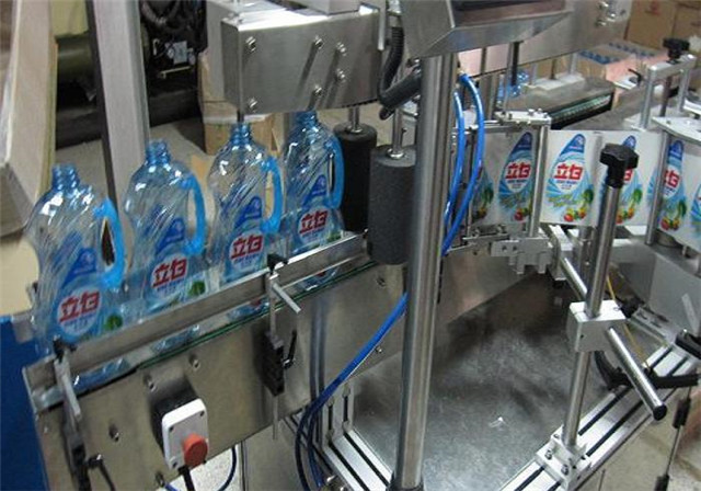 מכונת תיוג דו צדדית אוטומטית לבקבוקי קרם שמפו