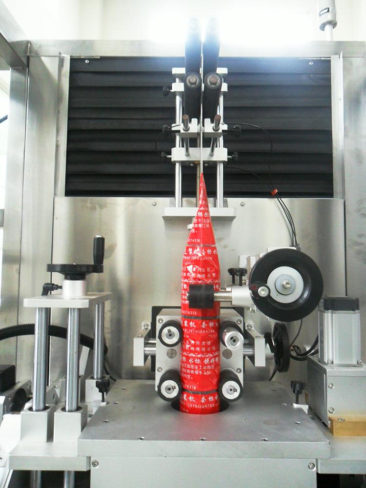 מכונת תיוג שרוול מתכווץ בחום בקבוק מיץ מים אוטומטי